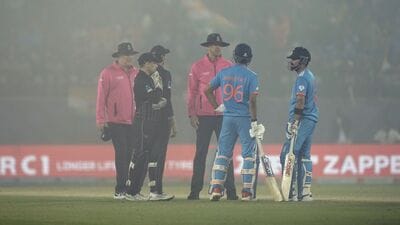 IND vs NZ ICC World Cup 2023 : दुसऱ्या डावात भारताच्या १०० धावा झालेल्या असताना सामना अचानक काही वेळ थांबवण्यात आला होता. विराट कोहलीने अंपायर्सना विनंती केल्यानंतर मॅच थांबली होती.