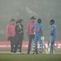 <p>IND vs NZ ICC World Cup 2023 : दुसऱ्या डावात भारताच्या १०० धावा झालेल्या असताना सामना अचानक काही वेळ थांबवण्यात आला होता. विराट कोहलीने अंपायर्सना विनंती केल्यानंतर मॅच थांबली होती.</p>