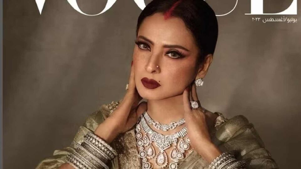 Rekha: दिग्दर्शकाने कट म्हटल्यावरही रेखाला किस करत राहिला ‘हा’ अभिनेता, जाणून घ्या किस्सा