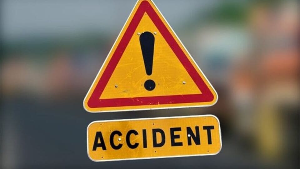 Shahapur Bus Accident : मेळाव्यांनंतर परतणाऱ्या शिंदे गटाच्या शिवसैनिकांच्या वाहनांचा भीषण अपघात, तीन बस व ट्रकची धडक