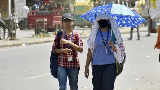 heat wave in mumbai 2023 : गेल्या काही दिवसांपासून मुंबईसह ठाणे, नवी मुंबई आणि पालघरमध्ये तापमानात मोठी वाढ झाली आहे. त्यामुळं ऐन हिवाळ्यात मुंबईकरांना प्रखर उन्हाचा सामना करावा लागत आहे. heat wave in mumbai 2023 : गेल्या काही दिवसांपासून मुंबईसह ठाणे, नवी मुंबई आणि पालघरमध्ये तापमानात मोठी वाढ झाली आहे. त्यामुळं ऐन हिवाळ्यात मुंबईकरांना प्रखर उन्हाचा सामना करावा लागत आहे.