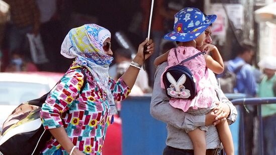 Mumbai Weather Updates Today : महाराष्ट्रातील कोकण, मराठवाडा, विदर्भ आणि पश्चिम महाराष्ट्रातील अनेक जिल्ह्यांमध्ये ऑक्टोबर हिटमुळं नागरिकांच्या अडचणी वाढल्या आहे. ऑक्टोबर महिना संपत आलेला असतानाही अद्याप थंडीची चाहूल लागलेली नाही. त्यामुळं आता पुढील काही दिवस नागरिकांना वाढत्या उष्णतेपासून स्वत:ची काळजी घ्यावी लागणार आहे. Mumbai Weather Updates Today : महाराष्ट्रातील कोकण, मराठवाडा, विदर्भ आणि पश्चिम महाराष्ट्रातील अनेक जिल्ह्यांमध्ये ऑक्टोबर हिटमुळं नागरिकांच्या अडचणी वाढल्या आहे. ऑक्टोबर महिना संपत आलेला असतानाही अद्याप थंडीची चाहूल लागलेली नाही. त्यामुळं आता पुढील काही दिवस नागरिकांना वाढत्या उष्णतेपासून स्वत:ची काळजी घ्यावी लागणार आहे.