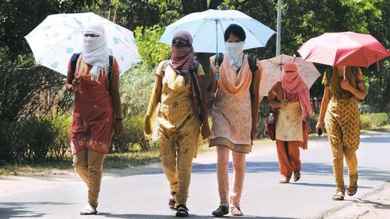 Mumbai Weather Updates : अरबी समुद्रात तयार झालेल्या तेज चक्रीवादळाचा मुंबईतील हवामानावर परिणाम होत असल्याचं दिसून येत आहे. त्यामुळं मुंबईकरांना मोठ्या अडचणींचा सामना करावा लागत आहे.