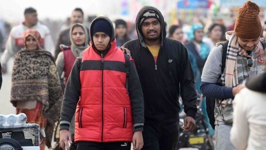 Maharashtra Weather Updates : पावसाळा संपल्यानंतर आता राज्यातील अनेक जिल्ह्यांतील तापमानात मोठी वाढ झाली होती. परंतु आता तापमान खालावत असून अनेक जिल्ह्यांमध्ये थंडीची चाहूल लागली आहे.