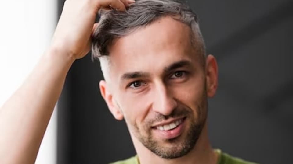 Grey Hair Myth एक पांढरा केस तोडल्याने आणखी केस पांढरे होतात का? काय