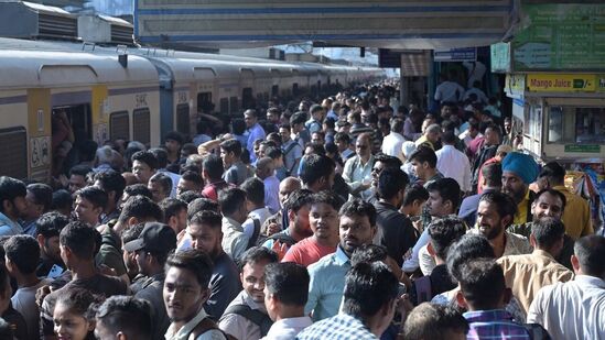 दरम्यान, अप आणि डाऊन मार्गावरील २५६ लोकल फेऱ्या रद्द करण्यात आल्या. चाकरमान्यांना मोठ्या अडचणींचा सामना करावा लागत आहे. बोरवली, अंधेरी, दादरसह अन्य महत्त्वाच्या रेल्वे स्थानकावर प्रवाशांची प्रचंड गर्दी पाहायला मिळाली. <p>दरम्यान, अप आणि डाऊन मार्गावरील २५६ लोकल फेऱ्या रद्द करण्यात आल्या. चाकरमान्यांना मोठ्या अडचणींचा सामना करावा लागत आहे. बोरवली, अंधेरी, दादरसह अन्य महत्त्वाच्या रेल्वे स्थानकावर प्रवाशांची प्रचंड गर्दी पाहायला मिळाली.</p>