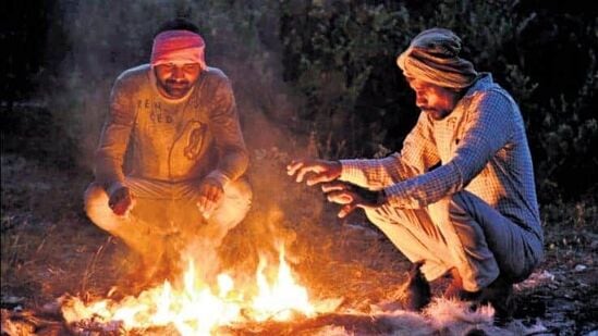 Winter Season In Maharashtra : मुंबईसह ठाणे, नवी मुंबई, पनवेल, पालघर आणि कल्याण-डोंबिवलीत सकाळी हवेत गारवा जाणवत आहे. त्यामुळं आता नागरिकांनी उबदार कपडे वापरण्यास सुरुवात केली आहे. Winter Season In Maharashtra : मुंबईसह ठाणे, नवी मुंबई, पनवेल, पालघर आणि कल्याण-डोंबिवलीत सकाळी हवेत गारवा जाणवत आहे. त्यामुळं आता नागरिकांनी उबदार कपडे वापरण्यास सुरुवात केली आहे.