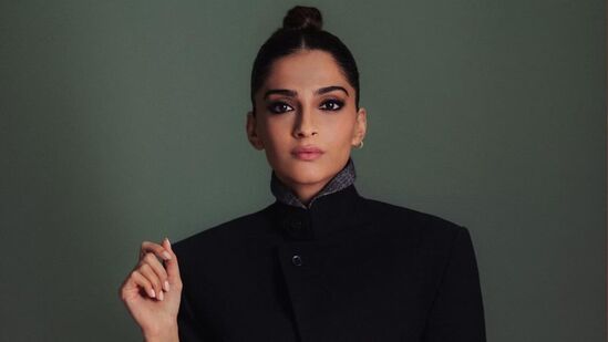 सोनम कपूर: बॉलिवूड अभिनेत्री सोनम कपूर ही करवा चौथचे व्रत करत नाही. या दिवशी ती नववधूप्रमाणे सजते. मात्र, तिने उपवास केलेला आनंद आहुजाला आवडत नाही.&nbsp;