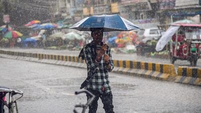 Mumbai Rain Update : गेल्या काही दिवसांपासून महाराष्ट्राच्या किनारी भागातील हवामानात मोठा बदल होत असल्याचं दिसून येत आहे. त्यामुळं सामान्यांच्या चिंता वाढल्या आहे.