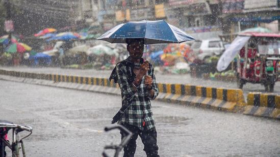 Mumbai Rain Update : गेल्या काही दिवसांपासून महाराष्ट्राच्या किनारी भागातील हवामानात मोठा बदल होत असल्याचं दिसून येत आहे. त्यामुळं सामान्यांच्या चिंता वाढल्या आहे.