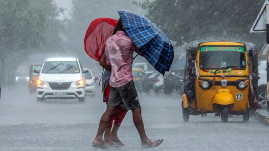 मुंबईसह कोकण आणि मध्य महाराष्ट्रात बाष्पयुक्त वाऱ्यामुळं ढगाळ वातावरण तयार झालं आहे. त्यामुळं काही ठिकाणी पावसाची शक्यता असून काही ठिकाणी तापमानात वाढ होण्याचा अंदाज आहे. किनारी भाग सोडून राज्यातील अन्य भागांमधील हवामान प्रामुख्याने कोरडं राहणार आहे. मुंबईसह कोकण आणि मध्य महाराष्ट्रात बाष्पयुक्त वाऱ्यामुळं ढगाळ वातावरण तयार झालं आहे. त्यामुळं काही ठिकाणी पावसाची शक्यता असून काही ठिकाणी तापमानात वाढ होण्याचा अंदाज आहे. किनारी भाग सोडून राज्यातील अन्य भागांमधील हवामान प्रामुख्याने कोरडं राहणार आहे.