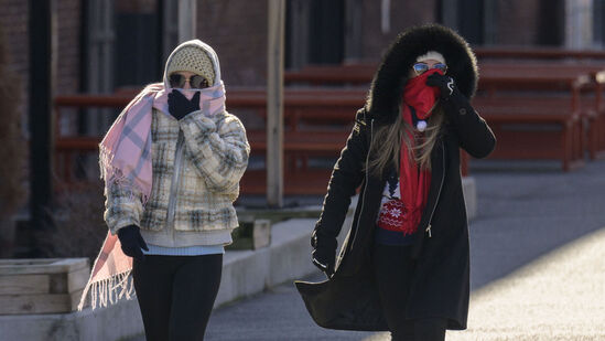 ऑक्टोबर हिटमुळं मुंबईकरांना मोठा मनस्ताप सहन करावा लागला होता. परंतु आता शहरातील हवामानात गारवा निर्माण होत असल्याने मुंबईकरांना मोठा दिलासा मिळाला आहे.