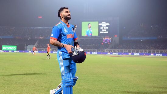 भारताचा स्टार फलंदाज विराट कोहलीने दक्षिण आफ्रिकेविरुद्ध सामन्यात दमदार शतक झळकावले आहे. यासह त्याने सचिन तेंडुलकरच्या ४९ एकदिवसीय शतकांची बरोबरी केली आहे. याशिवाय, विराट कोहलीने अनेक विक्रम रचले आहेत. कॅलेंडर वर्षात सर्वाधिक वेळा १००० धावांचा टप्पा गाठणाऱ्या फलंदाजांच्या यादीत विराट कोहली अव्वल स्थानी पोहोचला आहे. भारताचा स्टार फलंदाज विराट कोहलीने दक्षिण आफ्रिकेविरुद्ध सामन्यात दमदार शतक झळकावले आहे. यासह त्याने सचिन तेंडुलकरच्या ४९ एकदिवसीय शतकांची बरोबरी केली आहे. याशिवाय, विराट कोहलीने अनेक विक्रम रचले आहेत. कॅलेंडर वर्षात सर्वाधिक वेळा १००० धावांचा टप्पा गाठणाऱ्या फलंदाजांच्या यादीत विराट कोहली अव्वल स्थानी पोहोचला आहे.