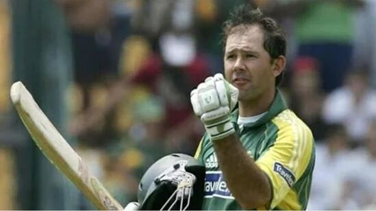 ऑस्ट्रेलियन क्रिकेट संघाचा माजी कर्णधार रिकी पाँटिंग या यादीत चौथ्या क्रमांकावर आहे. पाँटिंगने एकदिवसीय क्रिकेटमध्ये सहा वेळा १००० हून अधिक धावा केल्या आहेत. ऑस्ट्रेलियन क्रिकेट संघाचा माजी कर्णधार रिकी पाँटिंग या यादीत चौथ्या क्रमांकावर आहे. पाँटिंगने एकदिवसीय क्रिकेटमध्ये सहा वेळा १००० हून अधिक धावा केल्या आहेत.