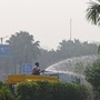 <p>दिल्ली अग्निशमन दलाने शहरातील वाढत्या वायू प्रदूषणाला आळा घालण्यासाठी १३ हॉटस्पॉट्सवर पाणी शिंपडण्यास सुरुवात केली आहे, अशी माहिती एका अधिकाऱ्यांने सोमवारी दिली.</p>