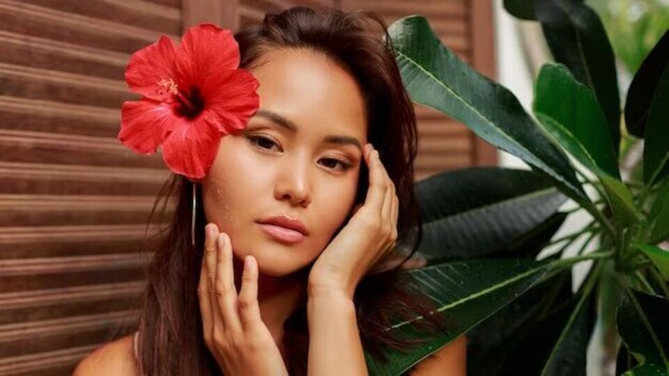 Winter Skin Care हिवाळा येताच त्वचा होऊ लागते ड्राय, लावा जास्वंदाच्या