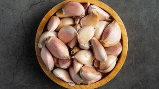 प्रत्येक घरात लसूण असतो. स्वयंपाकात वापरला जाणारा हा लसूण हिवाळ्याच्या दिवसात निरोगी राहण्यासाठी अतिशय उपयुक्त आहे. हा घटक नियमित आहारात ठेवल्यास अनेक आजार बरे होतात.