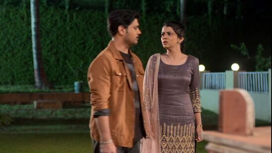 Aai Kuthe Kay Karte 