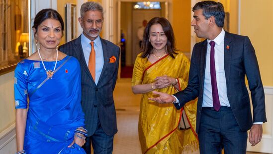 ऋषी सुनक यांनी त्यांचे फोटो ईस्टाग्राम वरुन शेअर करत "माझ्या कुटुंबासोबत १० डाऊनिंग स्ट्रीट येथे दिवाळी साजरी करणे हा माझ्यासाठी एक खास क्षण आहे. यूकेमध्ये आणि जगभरात दिवाळी साजरी करणाऱ्या सर्वांना शुभेच्छा!", अशी पोस्ट करून शुभेच्छा दिल्या आहेत. ऋषी सुनक यांनी त्यांचे फोटो ईस्टाग्राम वरुन शेअर करत "माझ्या कुटुंबासोबत १० डाऊनिंग स्ट्रीट येथे दिवाळी साजरी करणे हा माझ्यासाठी एक खास क्षण आहे. यूकेमध्ये आणि जगभरात दिवाळी साजरी करणाऱ्या सर्वांना शुभेच्छा!", अशी पोस्ट करून शुभेच्छा दिल्या आहेत. 