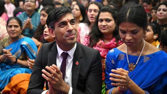 अक्षता मूर्ती यांनी सिल्कची साडी परिधान केली होती तर ऋषी सुनक टाय आणि पांढर्या शर्टसह काळ्या पॅन्टसूट परिधान केला होता. अक्षता मूर्ती यांनी सिल्कची साडी परिधान केली होती तर ऋषी सुनक टाय आणि पांढर्या शर्टसह काळ्या पॅन्टसूट परिधान केला होता. 