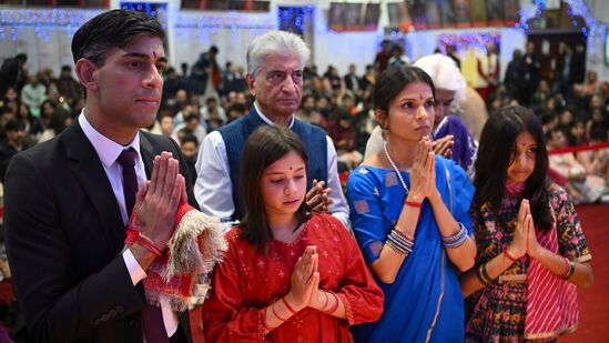 ब्रिटनचे पंतप्रधान ऋषी सुनक आणि त्यांची पत्नी अक्षता मूर्ती यांनी लंडनमधील १० डाऊनिंग स्ट्रीट येथील त्यांच्या घरी कुटुंबासह दिवाळी साजरी केली.
