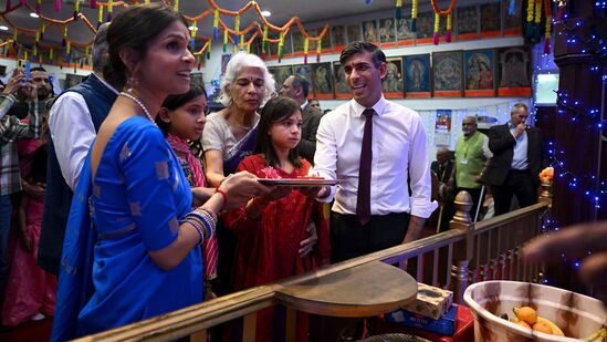  यूकेचे पंतप्रधान ऋषी सुनक, अक्षता मूर्ती आणि त्यांच्या मुली अनुष्का आणि कृष्णा इंग्लंडमधील साउथम्प्टन येथील वैदिक सोसायटी येथे असणाऱ्या मंदिरात देखील गेले होते. यावेळी त्यांनी भारतीय नागरिकांसोबत दिवाळी साजरी केली. यूकेचे पंतप्रधान ऋषी सुनक, अक्षता मूर्ती आणि त्यांच्या मुली अनुष्का आणि कृष्णा इंग्लंडमधील साउथम्प्टन येथील वैदिक सोसायटी येथे असणाऱ्या मंदिरात देखील गेले होते. यावेळी त्यांनी भारतीय नागरिकांसोबत दिवाळी साजरी केली. 