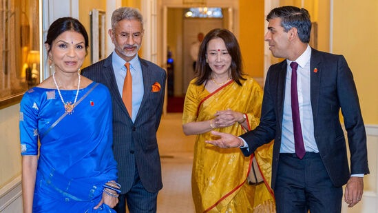 परराष्ट्र व्यवहार मंत्री एस. जयशंकर आणि त्यांची पत्नी क्योको जयशंकर यांनी ब्रिटनचे पंतप्रधान ऋषी सुनक आणि अक्षता मूर्ती यांची लंडनमध्ये भेट घेत त्यांना आणि त्यांच्या कुटुंबीयांना दिवाळीच्या शुभेच्छा दिल्या. परराष्ट्र व्यवहार मंत्री एस. जयशंकर आणि त्यांची पत्नी क्योको जयशंकर यांनी ब्रिटनचे पंतप्रधान ऋषी सुनक आणि अक्षता मूर्ती यांची लंडनमध्ये भेट घेत त्यांना आणि त्यांच्या कुटुंबीयांना दिवाळीच्या शुभेच्छा दिल्या.