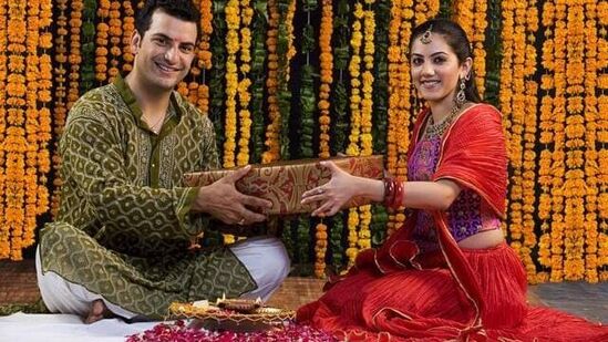 गिफ्ट देऊन तुमच्या भावाला सरप्राईज करा: तुमच्या भावाला एखादी गोष्ट घ्यायची असेल पण त्याने अद्याप खरेदी केली नसेल, तर त्याचा दिवस अधिक खास बनवण्यासाठी त्याच्यासाठी ते गिफ्ट करण्याचा प्रयत्न करा. गिफ्ट देऊन तुमच्या भावाला सरप्राईज करा: तुमच्या भावाला एखादी गोष्ट घ्यायची असेल पण त्याने अद्याप खरेदी केली नसेल, तर त्याचा दिवस अधिक खास बनवण्यासाठी त्याच्यासाठी ते गिफ्ट करण्याचा प्रयत्न करा. 