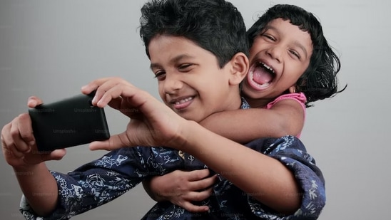 तुमचे आवडते क्षण रिक्रिएट करा: तुम्ही आणि तुमच्या भावाने एकत्र वाढताना शेअर केलेल्या सर्व गोड आठवणी पुन्हा रिक्रिएट करा.&nbsp;&nbsp;