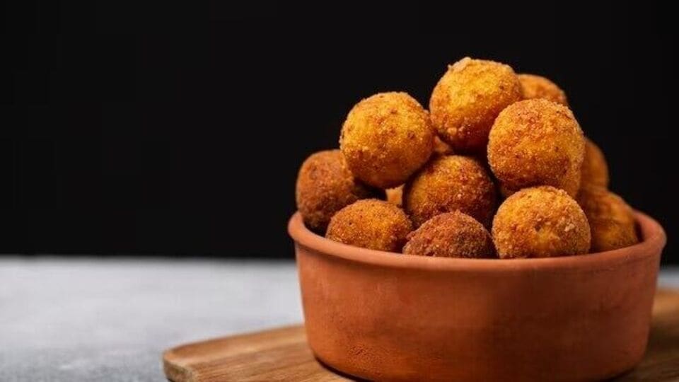 Potato Bread Balls नाश्त्यात बनवा कुरकुरीत बटाटा ब्रेड बॉल्स, आहे सोपी