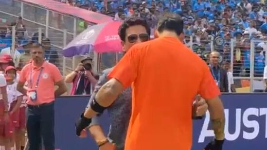 भारत आणि ऑस्ट्रेलिया यांच्यातील फायनल सामन्यापूर्वी भारताचा माजी क्रिकेटपटू सचिन तेंडुलकरने विराट कोहलीला खास गिफ्ट दिले आहे.