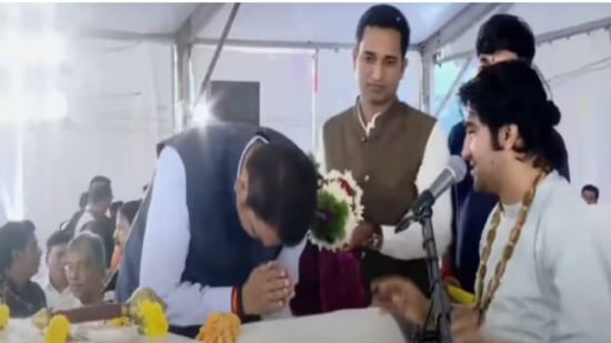 देवेंद्र फडणवीस पुण्यात बागेश्वर बाबांच्या दरबारी