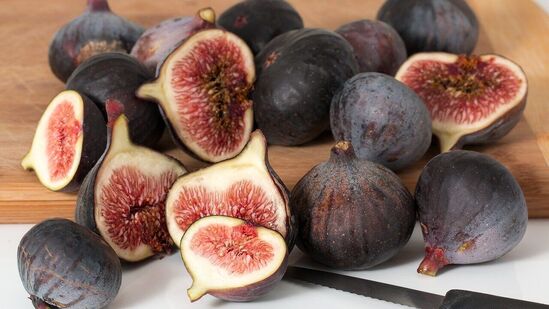 लोहयुक्त अंजीर, खजूर इत्यादी रोज खाल्ल्याने दुधाचा स्राव चांगला होतो. अभ्यासानुसार खजूर आईच्या दुधात रोगप्रतिकारक पेशी वाढवतात.