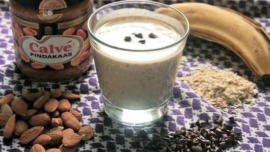 दुग्धजन्य पदार्थ खाण्यासोबतच तुम्ही दुधात भिजवलेले बदाम खाऊ शकता.