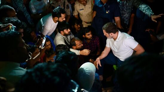 हैदरबादमधील स्पर्धा परीक्षांची तयारी करणाऱ्या तरुणांची भेट घेतल्यानंतर राहुल गांधी म्हणाले की, "आज मी हैद्राबादच्या अशोकनगरमध्ये विविध स्पर्धा परीक्षांची तयारी करणाऱ्या तरुणांना भेटलो. त्यांना पाहून मी भारावून गेलो. राज्याचा दर्जा मिळून दहा वर्षे झाली, तरी त्यांच्या आकांक्षा पूर्ण झालेल्या नाहीत. हैदरबादमधील स्पर्धा परीक्षांची तयारी करणाऱ्या तरुणांची भेट घेतल्यानंतर राहुल गांधी म्हणाले की, "आज मी हैद्राबादच्या अशोकनगरमध्ये विविध स्पर्धा परीक्षांची तयारी करणाऱ्या तरुणांना भेटलो. त्यांना पाहून मी भारावून गेलो. राज्याचा दर्जा मिळून दहा वर्षे झाली, तरी त्यांच्या आकांक्षा पूर्ण झालेल्या नाहीत.