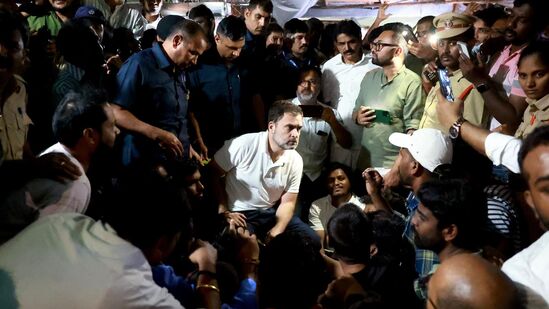 "केसीआर यांच्या दहा वर्षांच्या राजवटीत तेलंगणातील तरुणांना न्याय मिळाला नाही. अधिसूचना नसणे, न्यायालयीन प्रकरणे आणि पेपरफुटीमुळे ३० लाख बेरोजगार तरुणांचे हाल झाले आहेत. तेलंगणात, ज्यासाठी ते लढले आहेत, त्यांची दुर्दशा झाली आहे. म्हणूनच त्यांची स्वप्ने साकार व्हावीत यासाठी काँग्रेस पक्षाने तयार केलेले जॉब कॅलेंडर दाखवून मी त्यांना धीर देण्याचा प्रयत्न केला,” असे राहुल गांधी म्हणाले. "केसीआर यांच्या दहा वर्षांच्या राजवटीत तेलंगणातील तरुणांना न्याय मिळाला नाही. अधिसूचना नसणे, न्यायालयीन प्रकरणे आणि पेपरफुटीमुळे ३० लाख बेरोजगार तरुणांचे हाल झाले आहेत. तेलंगणात, ज्यासाठी ते लढले आहेत, त्यांची दुर्दशा झाली आहे. म्हणूनच त्यांची स्वप्ने साकार व्हावीत यासाठी काँग्रेस पक्षाने तयार केलेले जॉब कॅलेंडर दाखवून मी त्यांना धीर देण्याचा प्रयत्न केला,” असे राहुल गांधी म्हणाले. 