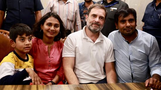 राहुल गांधी आरटीसी क्रॉस रोडवरील बावर्ची या प्रसिद्ध रेस्टॉरंटमध्येही गेले. तिथल्या अनेकांना राहुल गांधींना भेटण्याची इच्छा होती. राहुल गांधींसोबत अनेकांनी फोटो काढले. राहुल गांधी आरटीसी क्रॉस रोडवरील बावर्ची या प्रसिद्ध रेस्टॉरंटमध्येही गेले. तिथल्या अनेकांना राहुल गांधींना भेटण्याची इच्छा होती. राहुल गांधींसोबत अनेकांनी फोटो काढले.