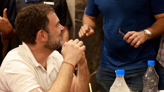 या रेस्टॉरंटमधील कर्मचाऱ्यांशी राहुल गांधींनी संवाद साधला. तसेच त्यांच्या रेस्टॉरंटमध्ये मिळणाऱ्या पदार्थांची माहिती जाणून घेतली.