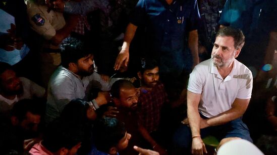 तेलंगणात काँग्रेसचे सरकार स्थापन झाल्यानंतर एका वर्षाच्या आत 2 लाख नियुक्त्या पूर्ण करून तरुणांना दिलेले वचन पाळणार असल्याचे राहुल गांधींनी स्पष्ट केले आहे. तेलंगणात काँग्रेसचे सरकार स्थापन झाल्यानंतर एका वर्षाच्या आत 2 लाख नियुक्त्या पूर्ण करून तरुणांना दिलेले वचन पाळणार असल्याचे राहुल गांधींनी स्पष्ट केले आहे.