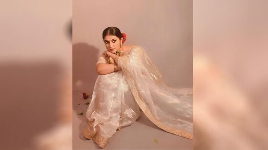 केसांचा आंबाडा त्यावर लाल गुलाबाची फुलं आणि गळ्यात सुंदर चोकर नेकलेस घालून तिने आपला हा लूक पूर्ण केला आहे. (All Photos: iamrinkurajguru/IG) &nbsp;&nbsp;