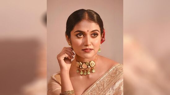 रिंकू राजगुरूंच्या या साडीवर सोनेरी जरीकाम करण्यात आले आहे. या लूकला साजेसा मेकअप देखील तिने केला आहे.&nbsp;