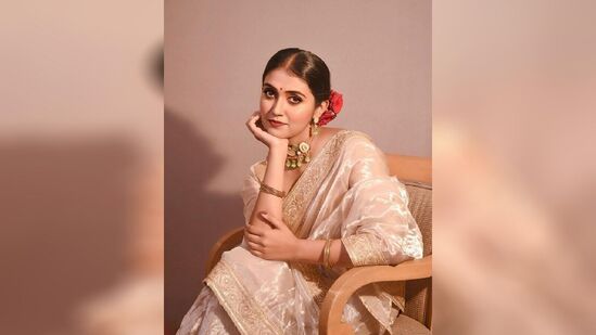 रिंकू राजगुरू हिने शेअर केलेल्या या फोटोंमध्ये तिने सुंदर मोती रंगाची साडी नेसली आहे.&nbsp;