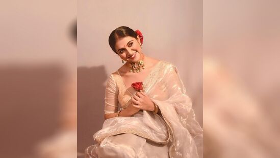 नुकतेच रिंकू राजगुरु हिने काही सुंदर फोटो तिच्या सोशल मीडिया अकाऊंटवर शेअर केले आहेत.&nbsp;