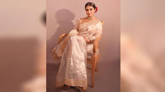 रिंकू राजगुरू हीच 'झिम्मा २' प्रेक्षकांच्या भेटीला आला असून, अभिनेत्री सध्या या चित्रपटाच्या प्रमोशनमध्ये व्यस्त झाली आहे. यानिमित्ताने ती सोशल मीडियावर फोटो आणि व्हिडीओ शेअर करत असते.&nbsp;