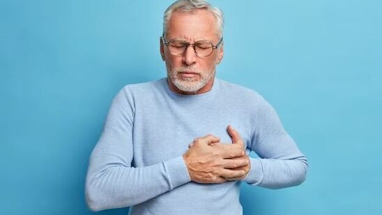 तसेच, वय आणि लिंग हृदयविकाराच्या झटक्याशी संबंधित आहेत. ४५ वर्षपेक्षा जास्त वय असलेले पुरुष आणि ५५ वर्षावरील महिलांना हृदयविकाराचा धोका असतो. तसेच हृदयविकाराचा कौटुंबिक इतिहास असल्यास हृदयविकाराचा धोका मोठ्या प्रमाणात वाढतो.