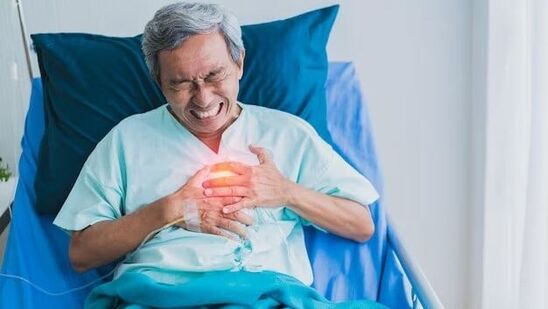 तज्ज्ञांच्या मते, हिवाळ्यात हृदयविकाराचे प्रमाण अधिक असते. हृदयविकाराचा झटका देखील सामान्य आहे. यामागे अनेक कारणे आहेत. या काळात शरीरातील तापमान राखण्यासाठी हृदयाला खूप काम करावे लागते. तज्ज्ञांच्या मते, हिवाळ्यात हृदयविकाराचे प्रमाण अधिक असते. हृदयविकाराचा झटका देखील सामान्य आहे. यामागे अनेक कारणे आहेत. या काळात शरीरातील तापमान राखण्यासाठी हृदयाला खूप काम करावे लागते.