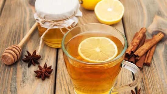 लिंबू-मध: तुम्ही उठल्याबरोबर पाणी पिऊन आणि दात घासून तुमच्या दिवसाची सुरुवात करा. एका मोठा ग्लास कोमट पाण्यात लिंबाचा रस आणि मध मिसळून प्या. हे सकाळचे पेय तुमची पचनक्रिया सुधारते आणि वजन कमी करण्यास मदत करते.