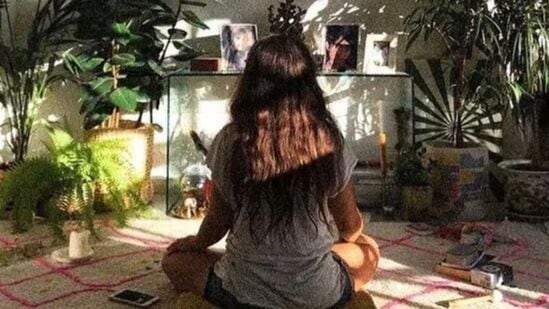 ध्यान: डेली रुटीन आणि तणावामुळे प्रदूषित मनावर नियंत्रण ठेवण्यासाठी ध्यान हा एक उत्तम पर्याय आहे. मानसिक आरोग्य चांगले असेल तरच शारीरिक स्वास्थ्य सुधारता येते. सकाळी व्यायाम केल्यानंतर १५-२० मिनिटे ध्यान करा.&nbsp;