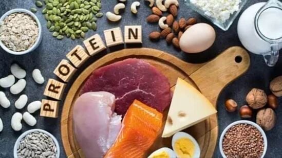 प्रथिनेयुक्त अन्न खा: प्रथिनेयुक्त अन्न तुमच्या शरीरातील साखरेची पातळी नियंत्रणात ठेवण्यास मदत करते. त्यामुळे तुमची पचनक्रियाही सुधारते. तुम्ही अंड्याचा पांढरा भाग, प्रोटीन शेक, स्मूदी, विविध फळे खाऊ शकता.&nbsp;