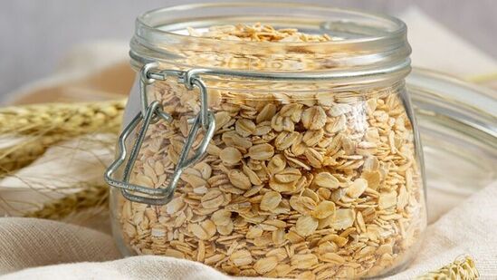 ओट्समध्ये भरपूर फायबर असल्याने पोट जास्त काळ भरलेले राहते. ओट्समध्ये अमिनो अॅसिड, लाइसिन, मेथिओनाइन, ल्युसीन आणि अँटीऑक्सिडंट्स देखील असतात. हे सर्व शरीरासाठी खूप फायदेशीर आहेत. ओट्स खराब कोलेस्ट्रॉल किंवा एलडीएल पातळी देखील कमी करतात. पचनास मदत होते. उच्च रक्तदाबाचा त्रास असलेल्यांसाठी देखील हे उत्कृष्ट आहे. ओट्समध्ये भरपूर फायबर असल्याने पोट जास्त काळ भरलेले राहते. ओट्समध्ये अमिनो अॅसिड, लाइसिन, मेथिओनाइन, ल्युसीन आणि अँटीऑक्सिडंट्स देखील असतात. हे सर्व शरीरासाठी खूप फायदेशीर आहेत. ओट्स खराब कोलेस्ट्रॉल किंवा एलडीएल पातळी देखील कमी करतात. पचनास मदत होते. उच्च रक्तदाबाचा त्रास असलेल्यांसाठी देखील हे उत्कृष्ट आहे. 